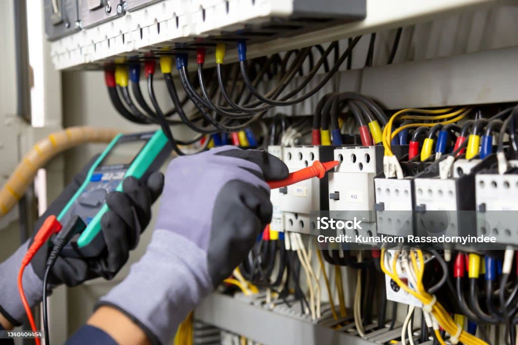 Arbeit an einem Verteilerschrank